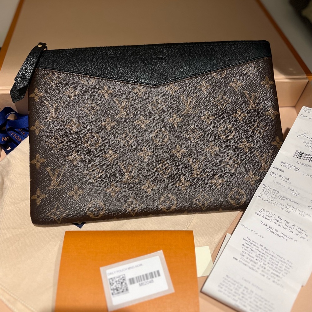 Louis Vuitton Daily Pouch (Monogram)